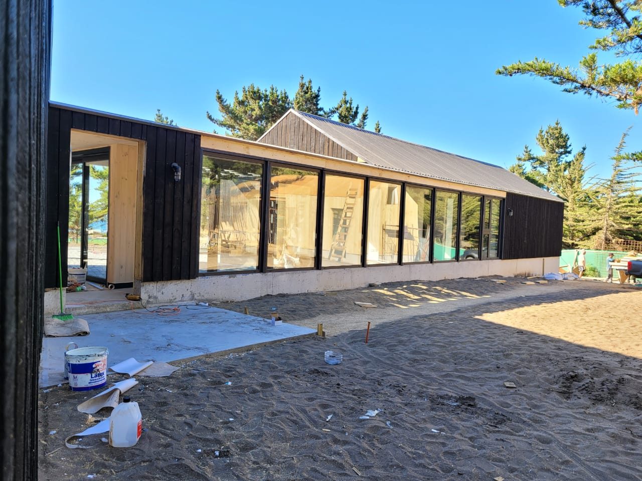 Casa negra con ventanales