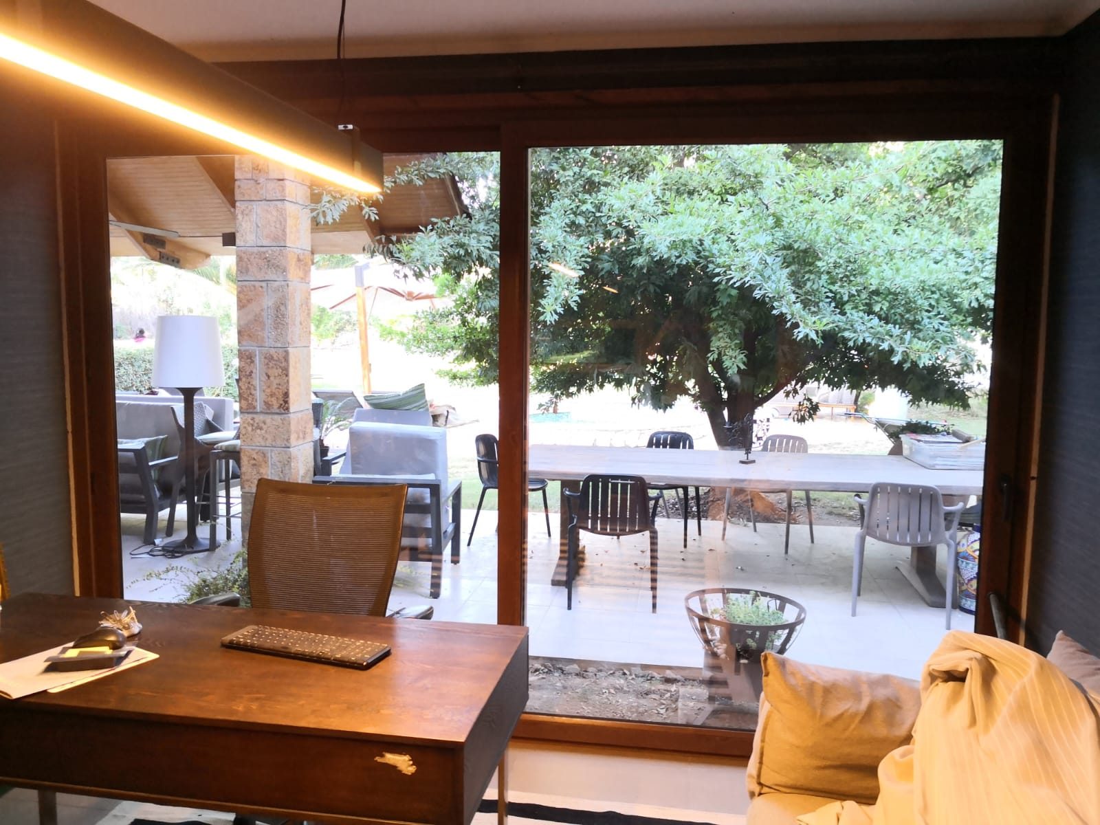 Ventanal corredera hacia la terraza