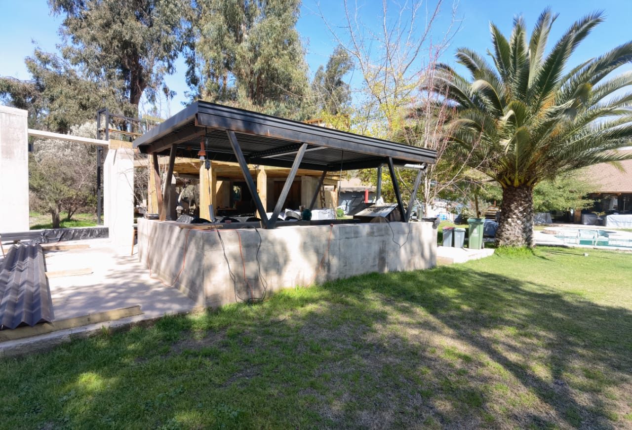 Quincho cerrado con cristal junto al jardín