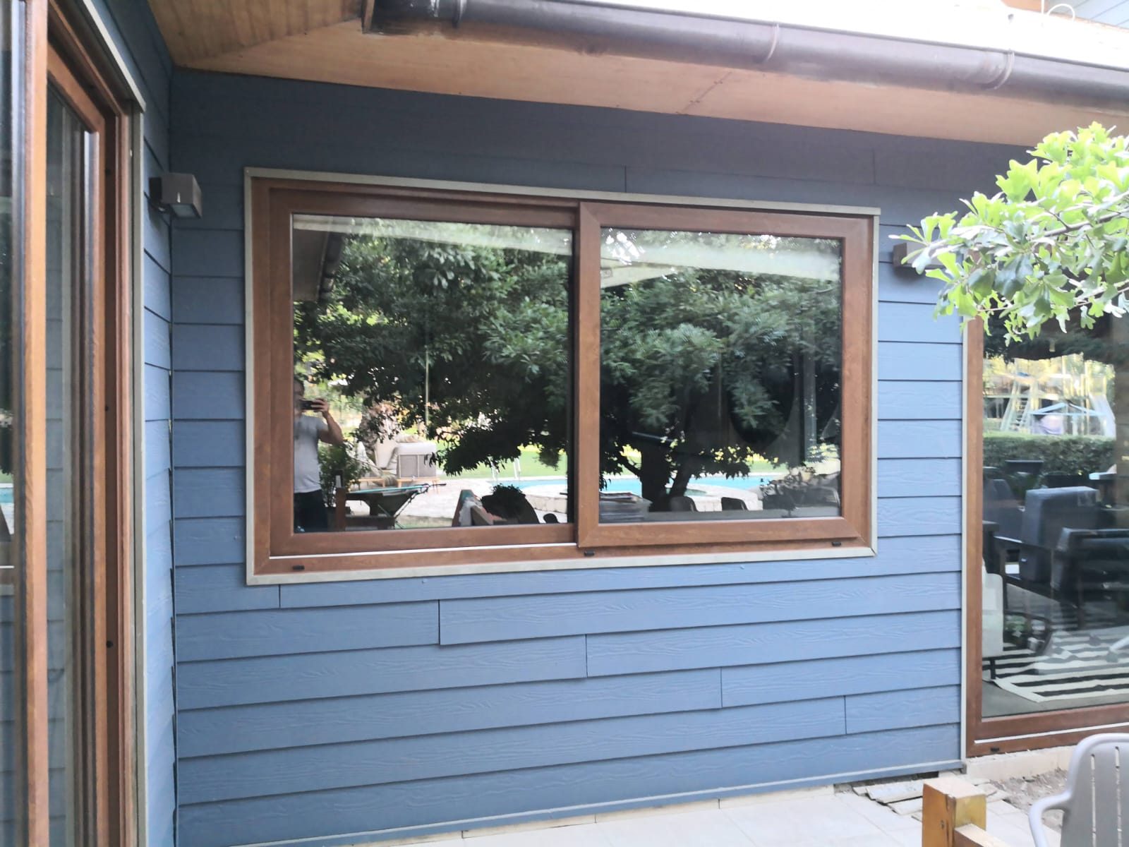 Ventana corredera en fachada de madera