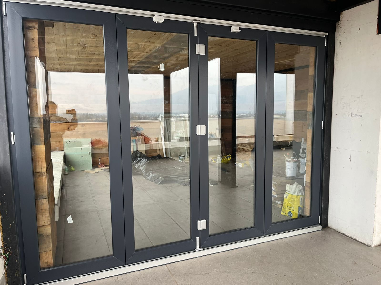 Puerta plegable de PVC en terraza